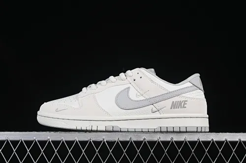 All categories Nk SB Dunk Series Nk SB Dunk Low High-end customized low-top sneakers Nike SB Dunk Low joint three hooks beige gray color low-top casual sports skateboard shoes SC9207-401